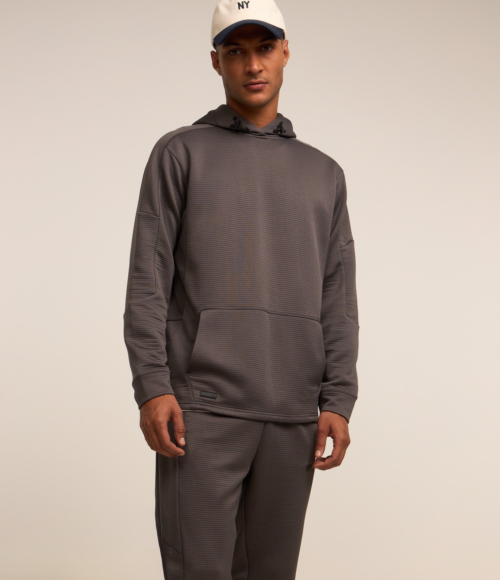 Calça Esportiva com Textura e Recorte na Barra Cinza 3