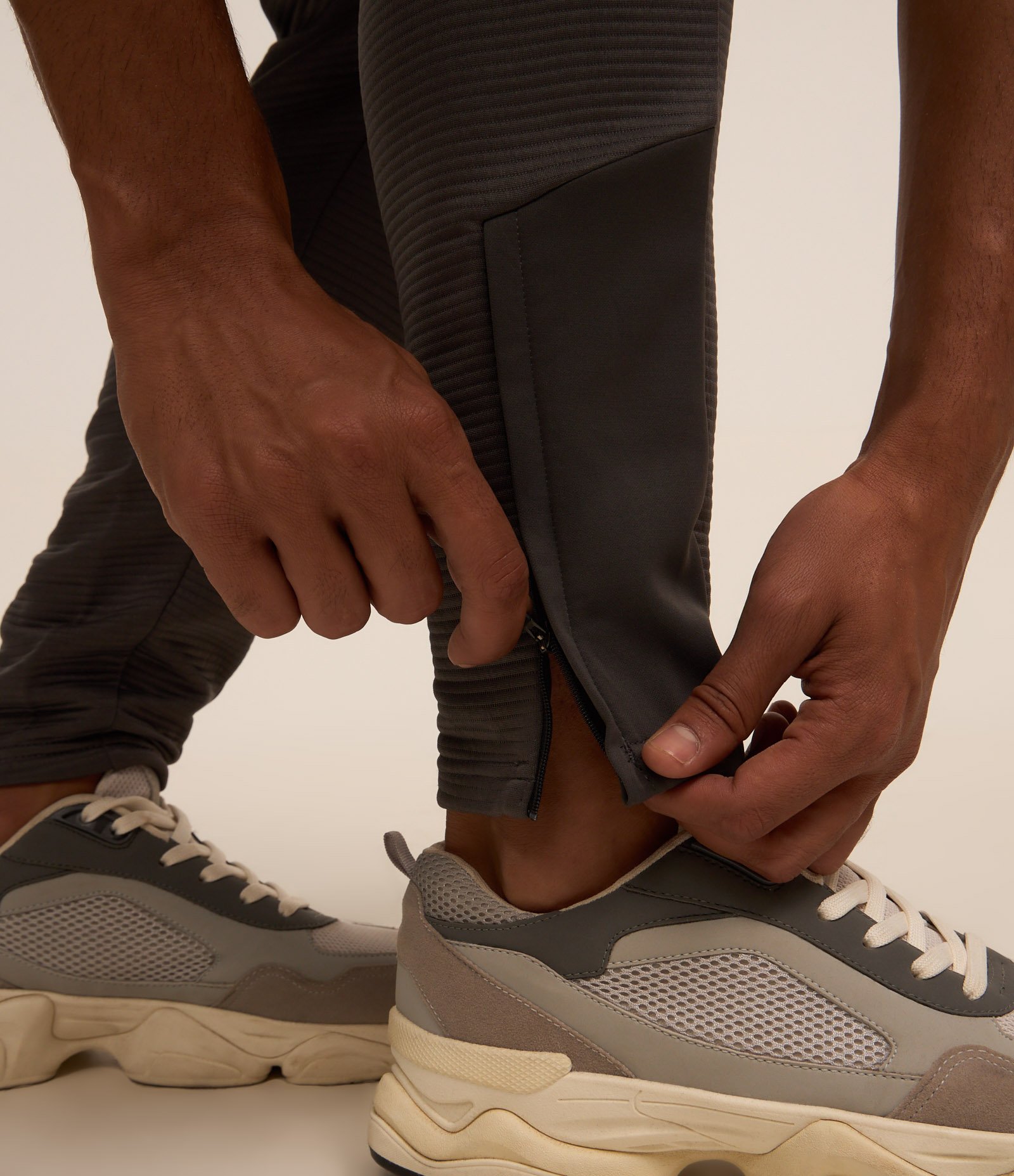 Calça Esportiva com Textura e Recorte na Barra Cinza 4