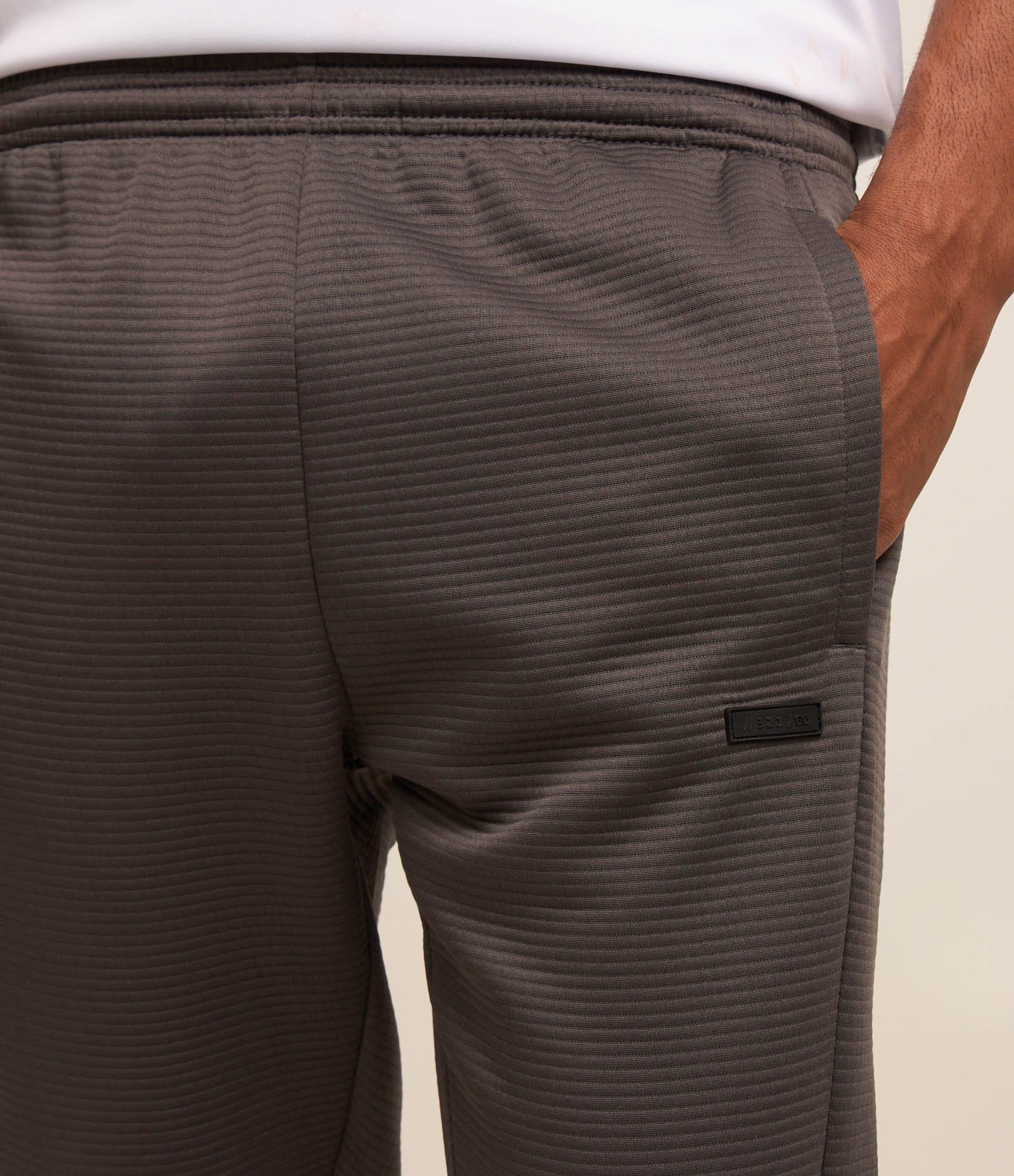 Calça Esportiva com Textura e Recorte na Barra Cinza 5