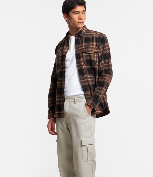 Calça Cargo em Sarja com Bolsos Laterais