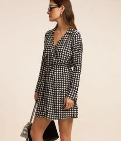 Vestido em Crepe com Decote Transpassado e Estampa Pied de Poule