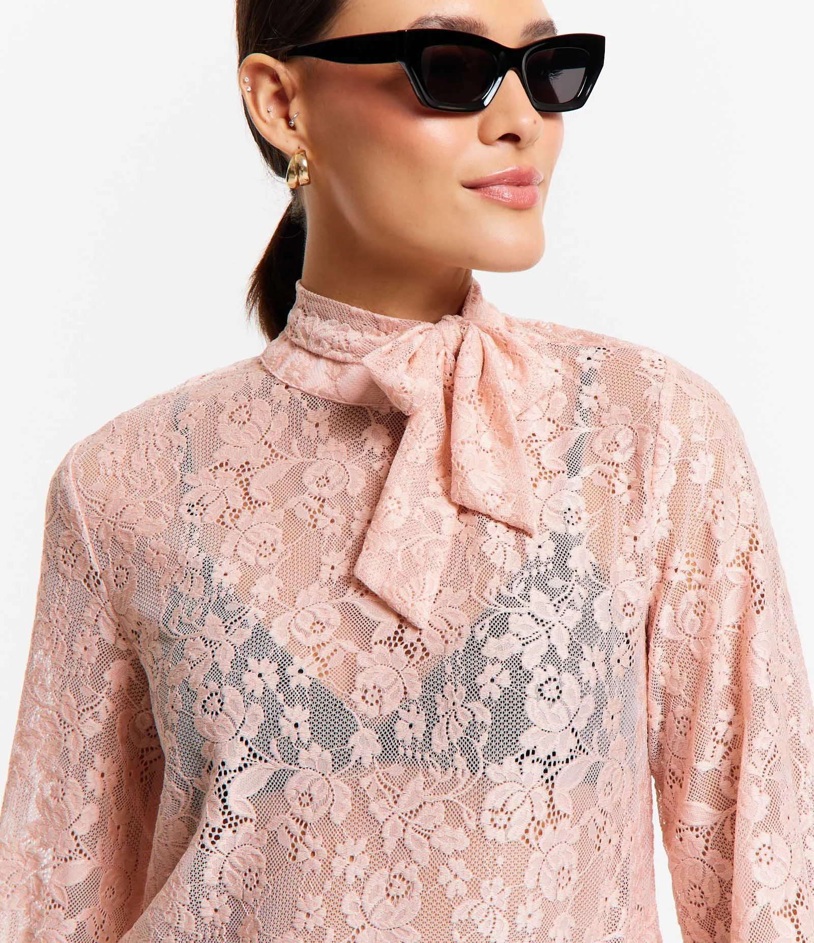 Blusa em Renda com Gola Alta e Babado na Manga Rosa 1