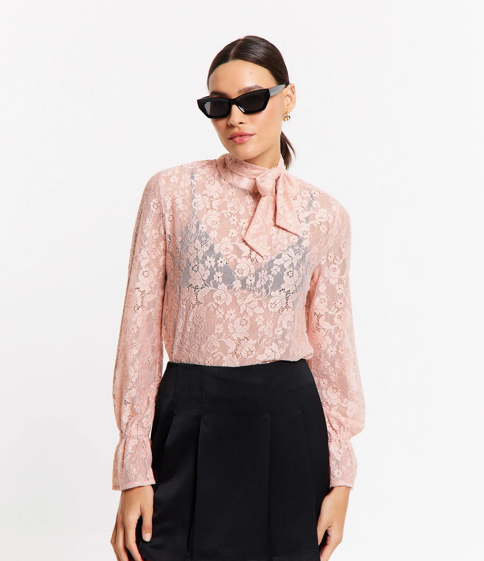 Blusa em Renda com Gola Alta e Babado na Manga Rosa 2