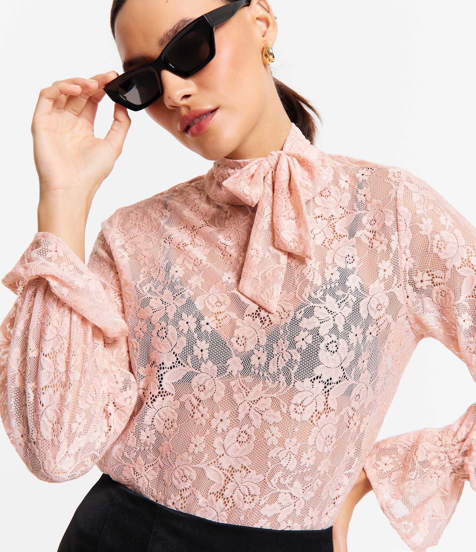 Blusa em Renda com Gola Alta e Babado na Manga Rosa 4