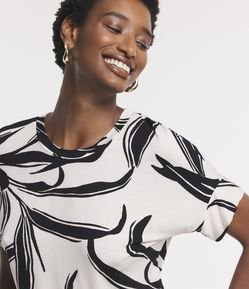 Blusa em Viscose com Estampa Folhagem Contrastante