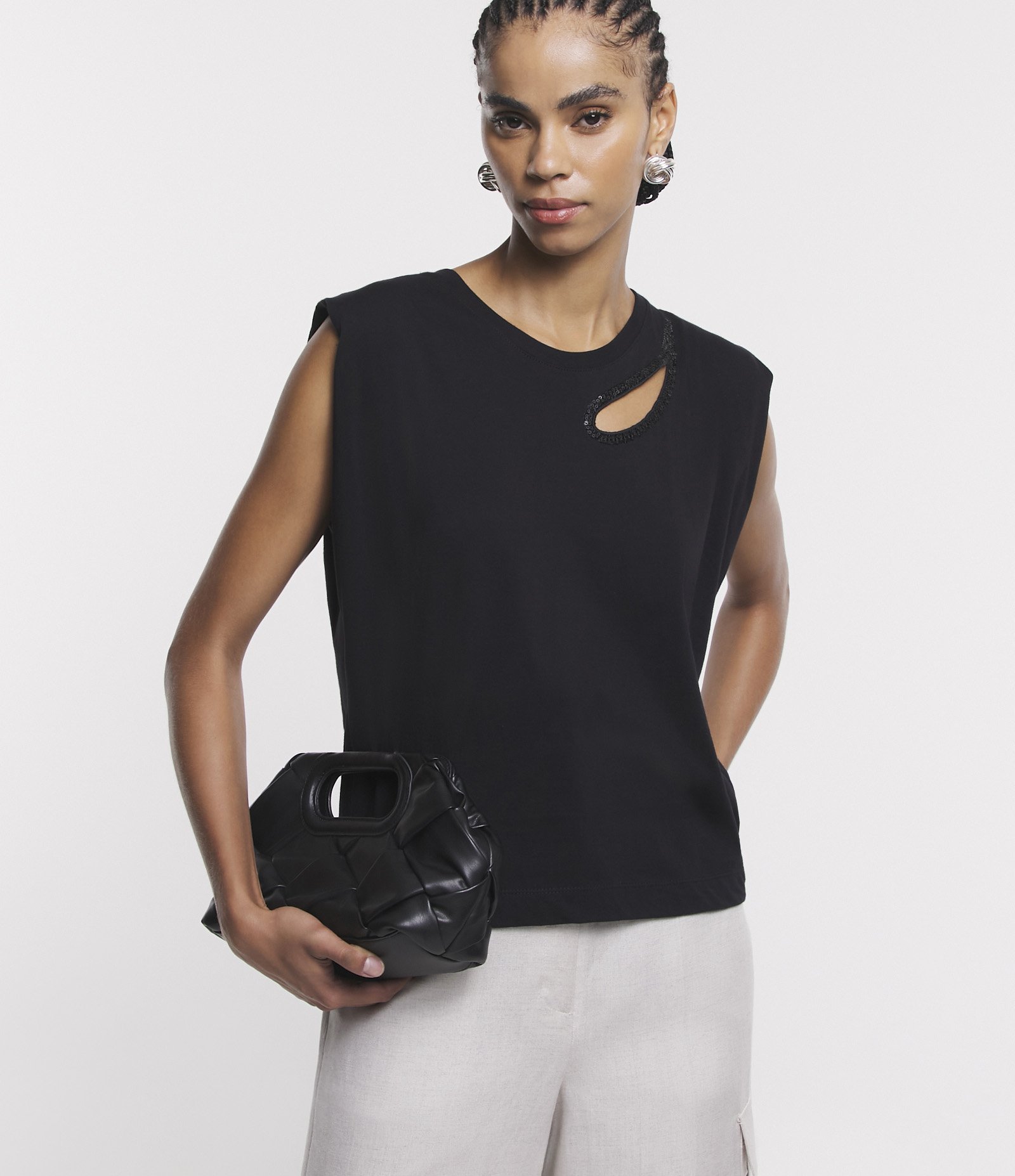 Blusa Muscle Tee em Meia Malha com Recorte Vazado Brilhoso Preto 1