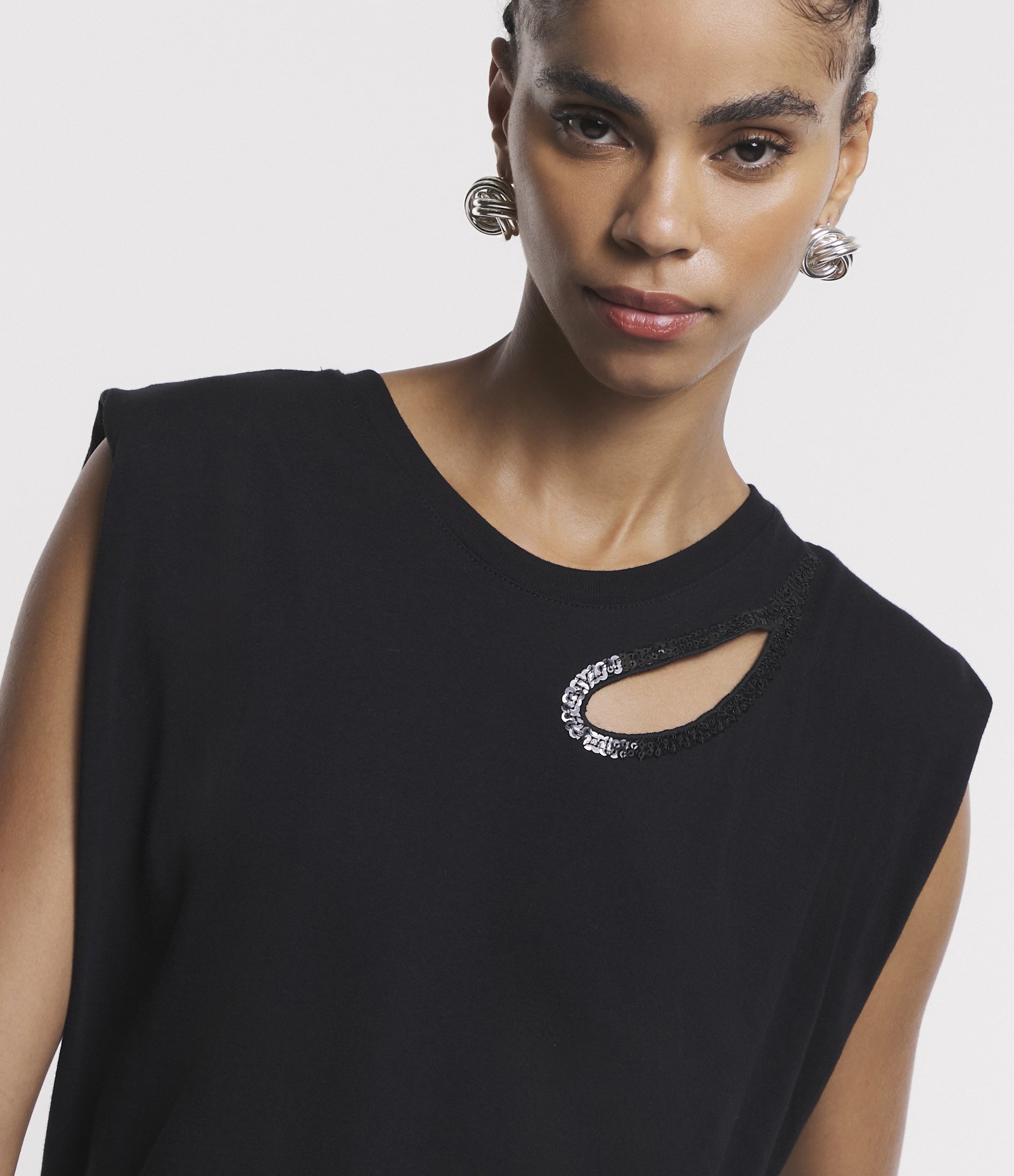 Blusa Muscle Tee em Meia Malha com Recorte Vazado Brilhoso Preto 4