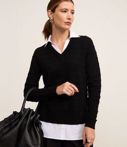 Blusa Texturizada em Tricô Leve com Barra e Gola de Camisa