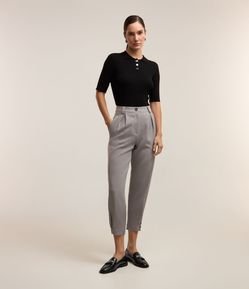 Calça Cenoura Alfaiatada com Pregas e Bolsos Faca