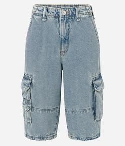 Bermuda em Jeans com Bolso Cargo e Recorte