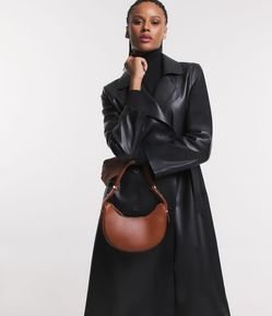 Bolsa Baguete em Pu Meia Lua com Detalhes em Metal na Alça