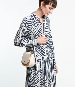 Vestido Chemise em Viscose com Abotoamento e Estampa Abstrata