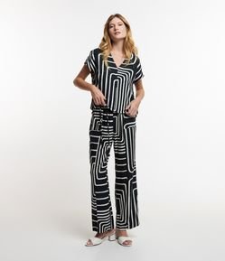 Calça Reta em Viscose com Cinto Faixa e Estampa Geométrica