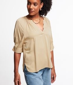 Blusa em Viscose com Decote V e Detalhe Franzido