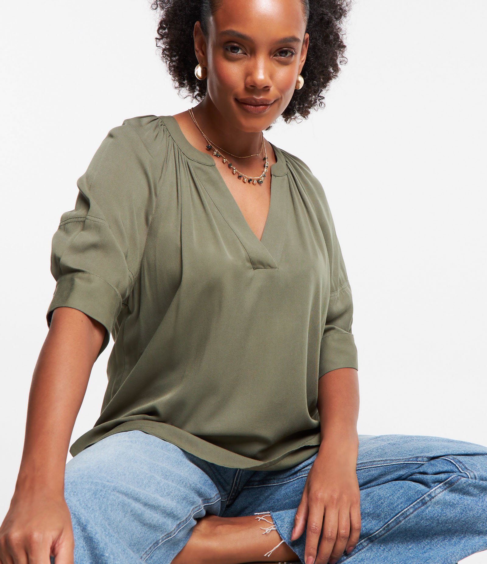 Blusa em Viscose com Decote V e Detalhe Franzido Verde 3