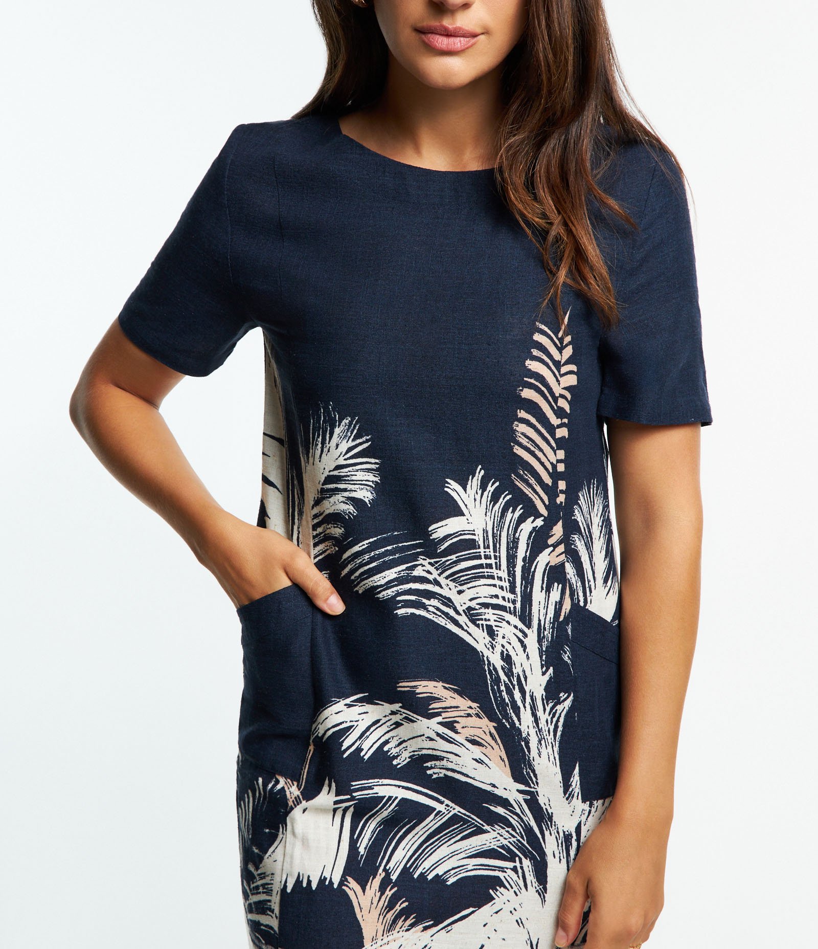 Vestido Curto em Viscolinho com Bolsos Laterais e Estampa Folhagens Azul 4