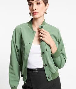 Jaqueta Bomber em Crepe com Detalhes em Ribana e Bolsos Lapela