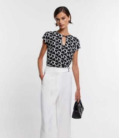 Menor preço em Blusa em Viscose com Detalhe Vazado na Gola e Estampa Geométrica