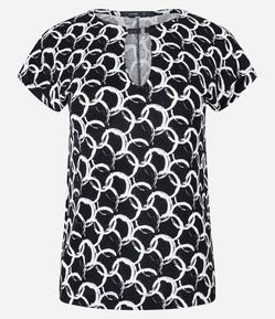 Blusa em Viscose com Detalhe Vazado na Gola e Estampa Geométrica