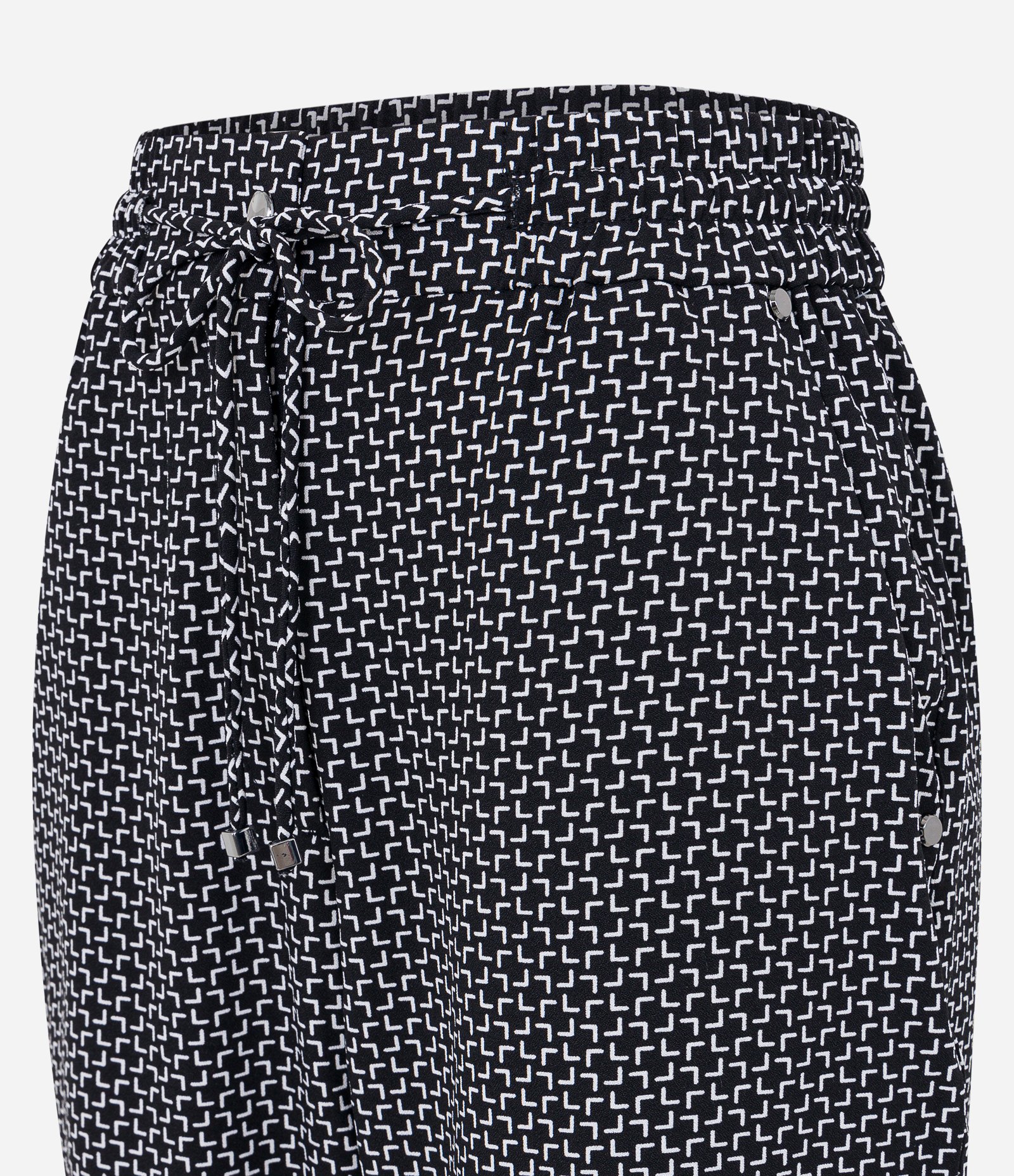 Calça Cenoura em Crepe com Estampa Geométrica Tétris Preto/ Branco 6