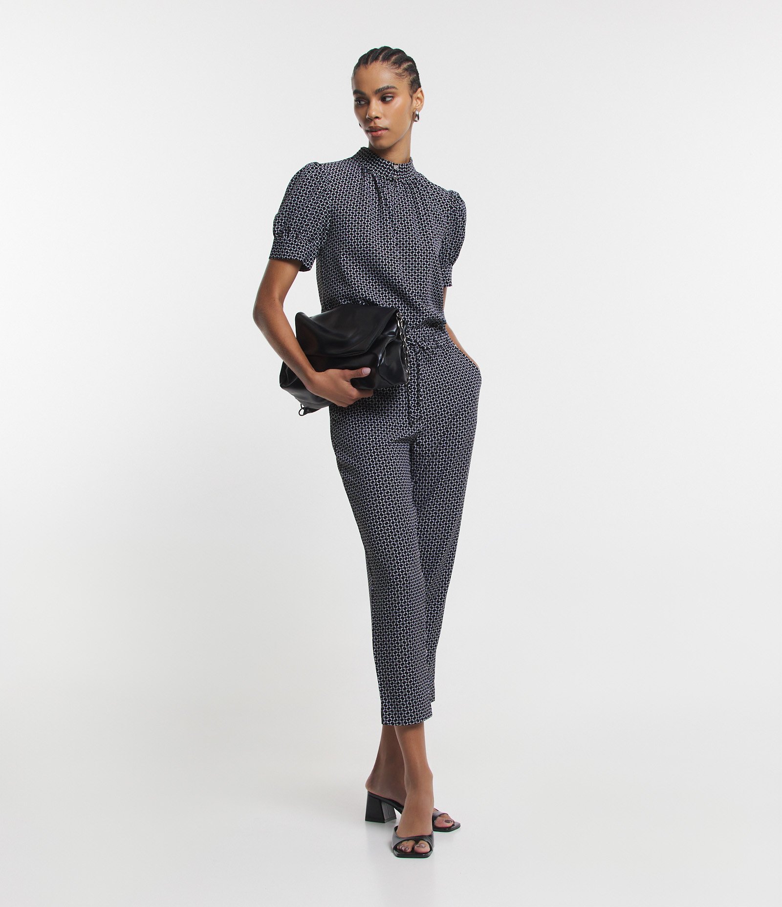 Calça Cenoura em Crepe com Estampa Geométrica Tétris Preto/ Branco 1
