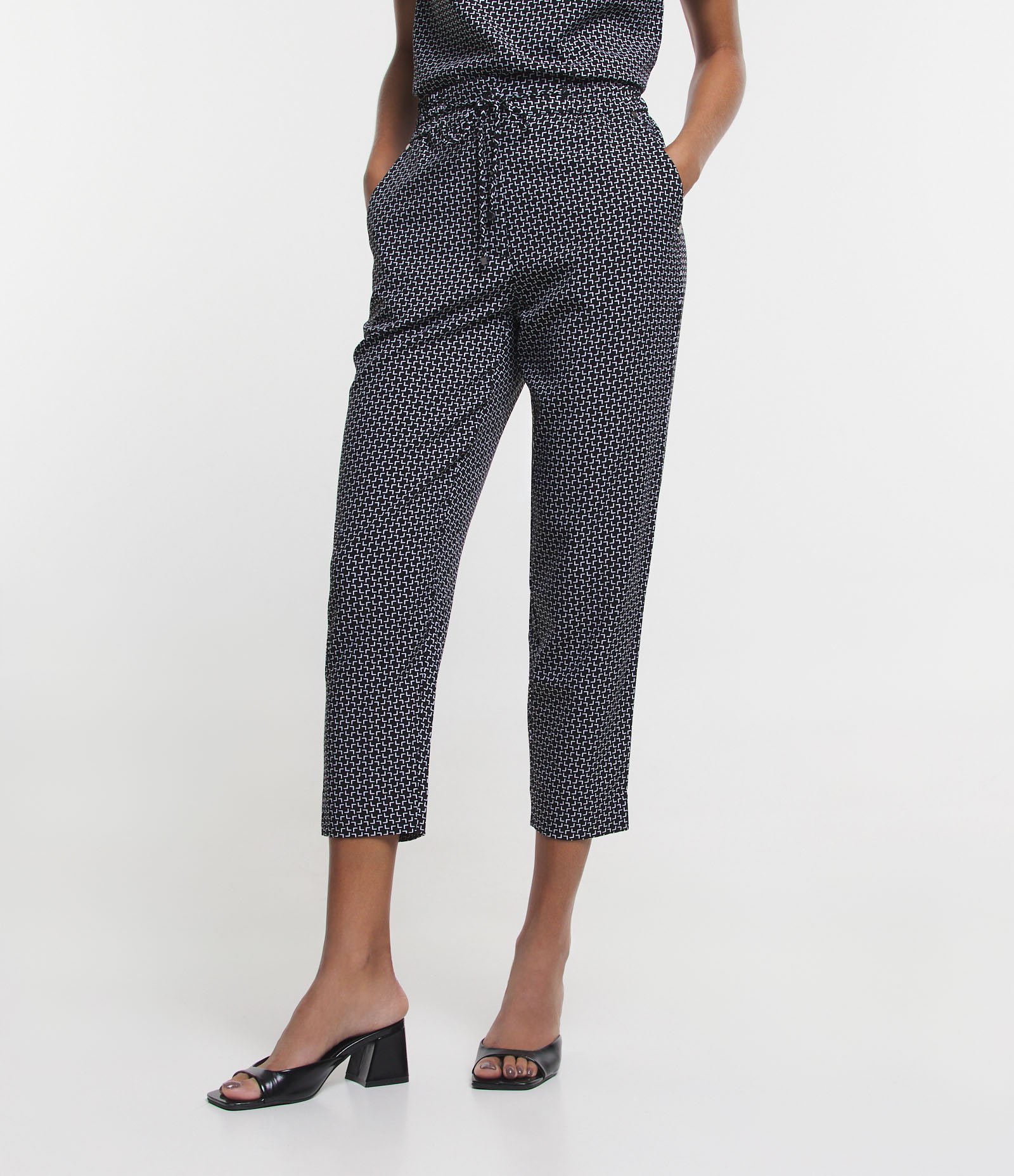 Calça Cenoura em Crepe com Estampa Geométrica Tétris Preto/ Branco 2
