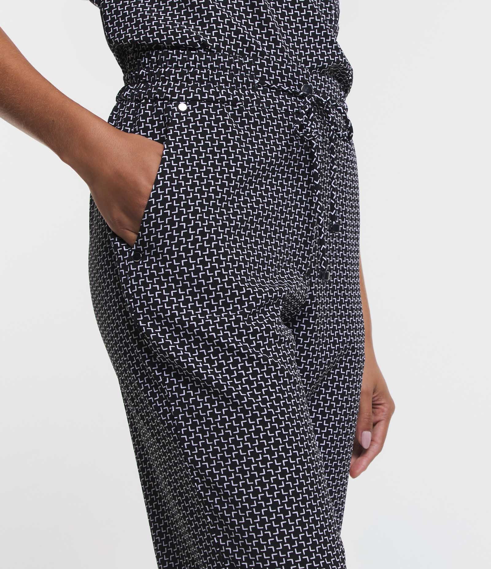 Calça Cenoura em Crepe com Estampa Geométrica Tétris Preto/ Branco 3