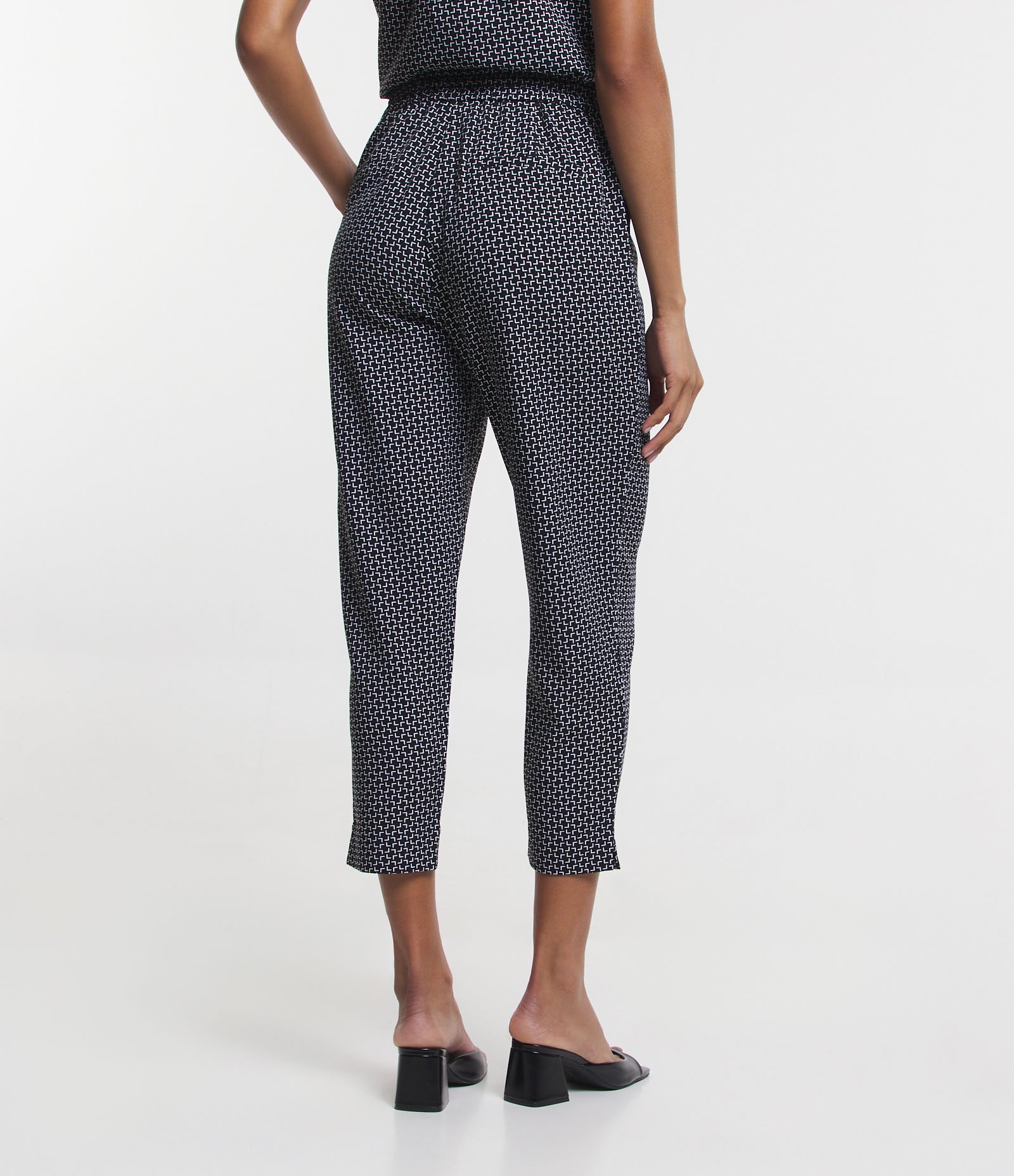 Calça Cenoura em Crepe com Estampa Geométrica Tétris Preto/ Branco 4