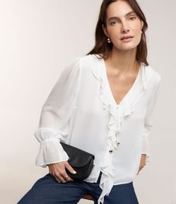 Blusa em Tecido Acetinado com Decote Jabô e Babado no Punho