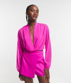 Blusa Cropped em Crepe com Manga Bufante e Torcido no Busto