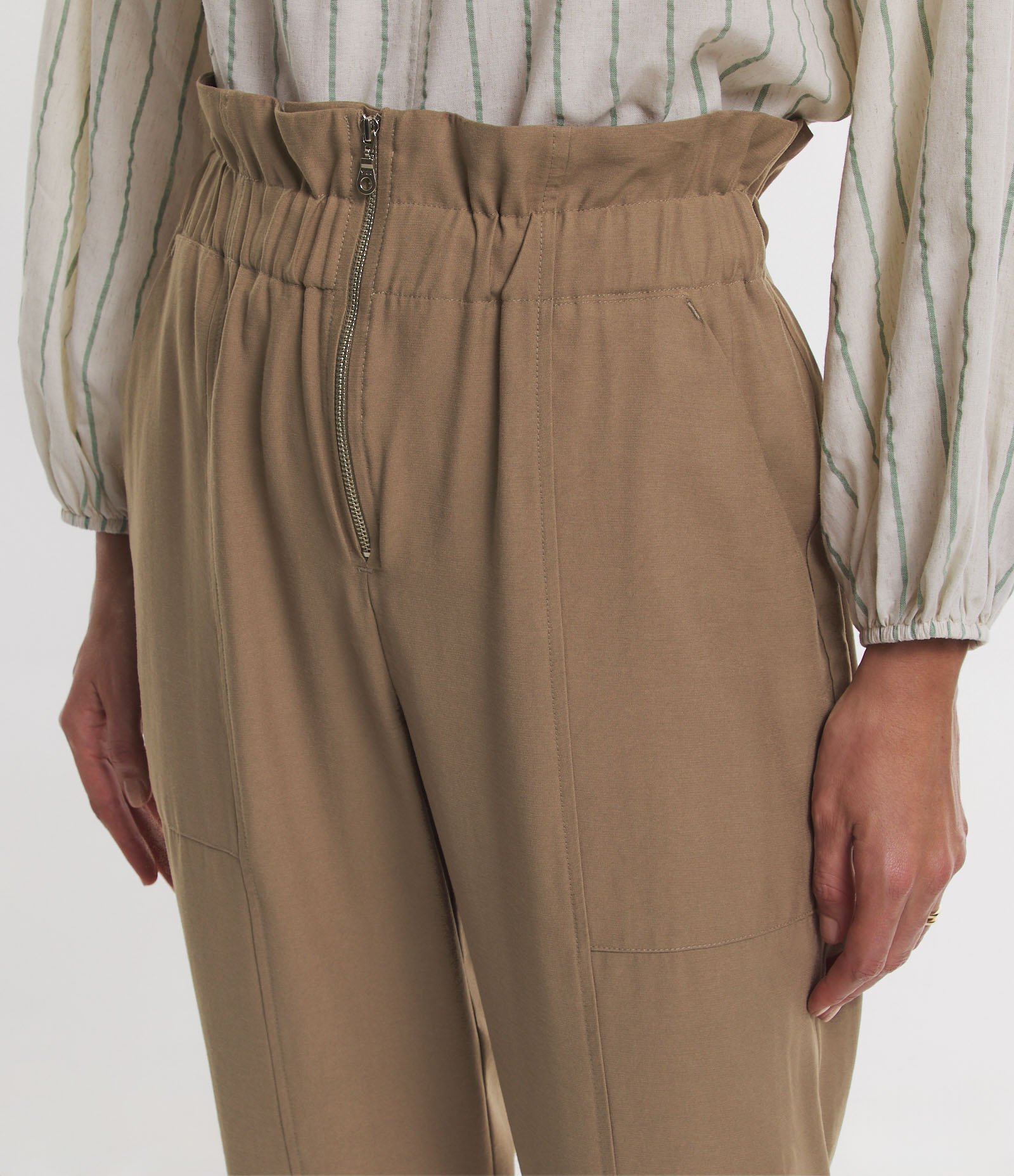 Calça em Viscose com Zíper Frontal e Cós Elástico Bege 4