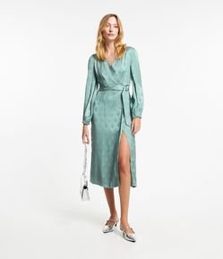 Vestido Manga Longa com Cinto Faixa e Textura Acetinada