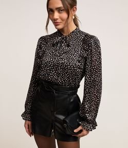 Blusa em Chiffon com Fios Metalizados e Poás Estampados