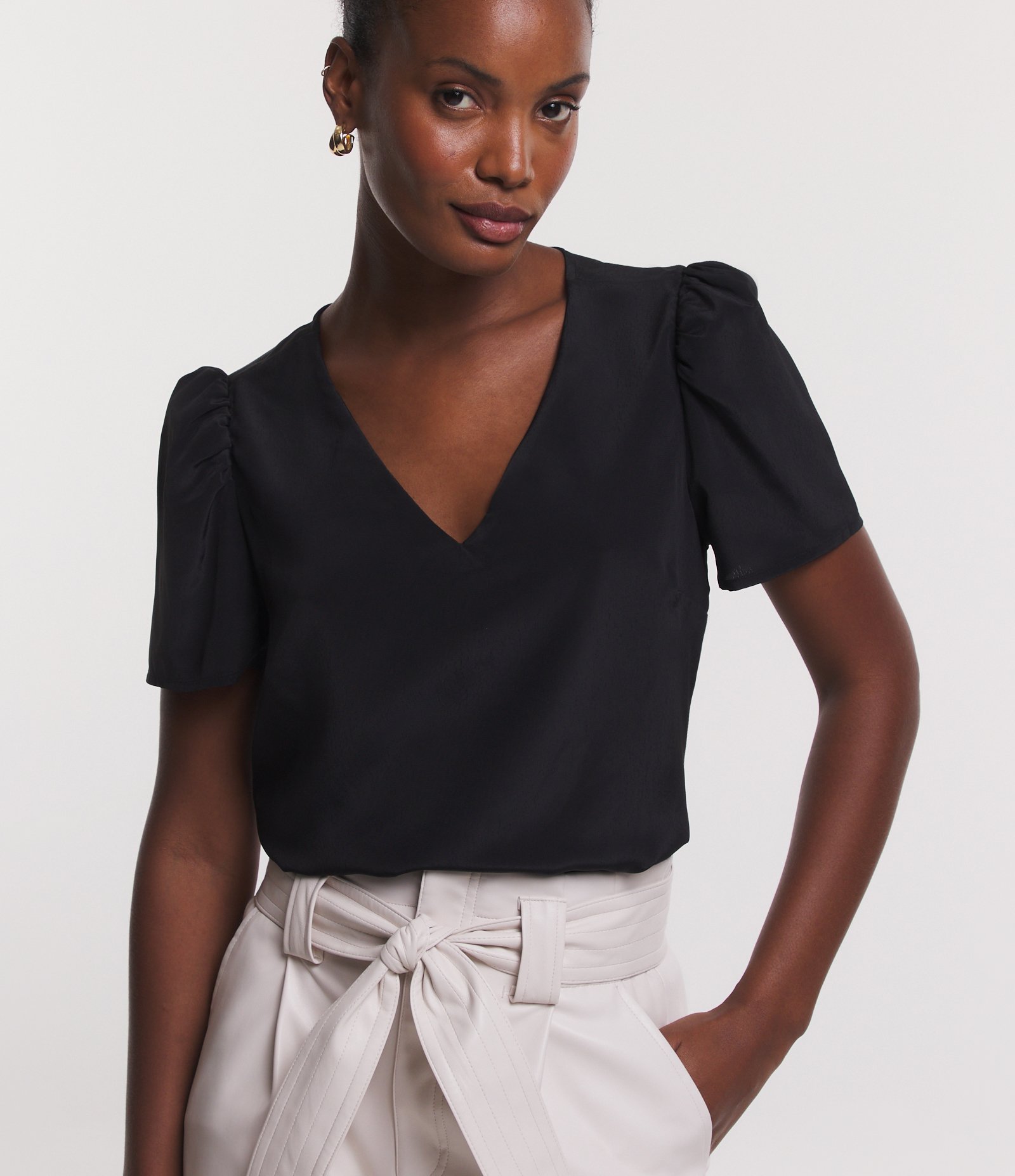 Blusa Manga Curta em Crepe com Pregas nos Ombros Preto 1