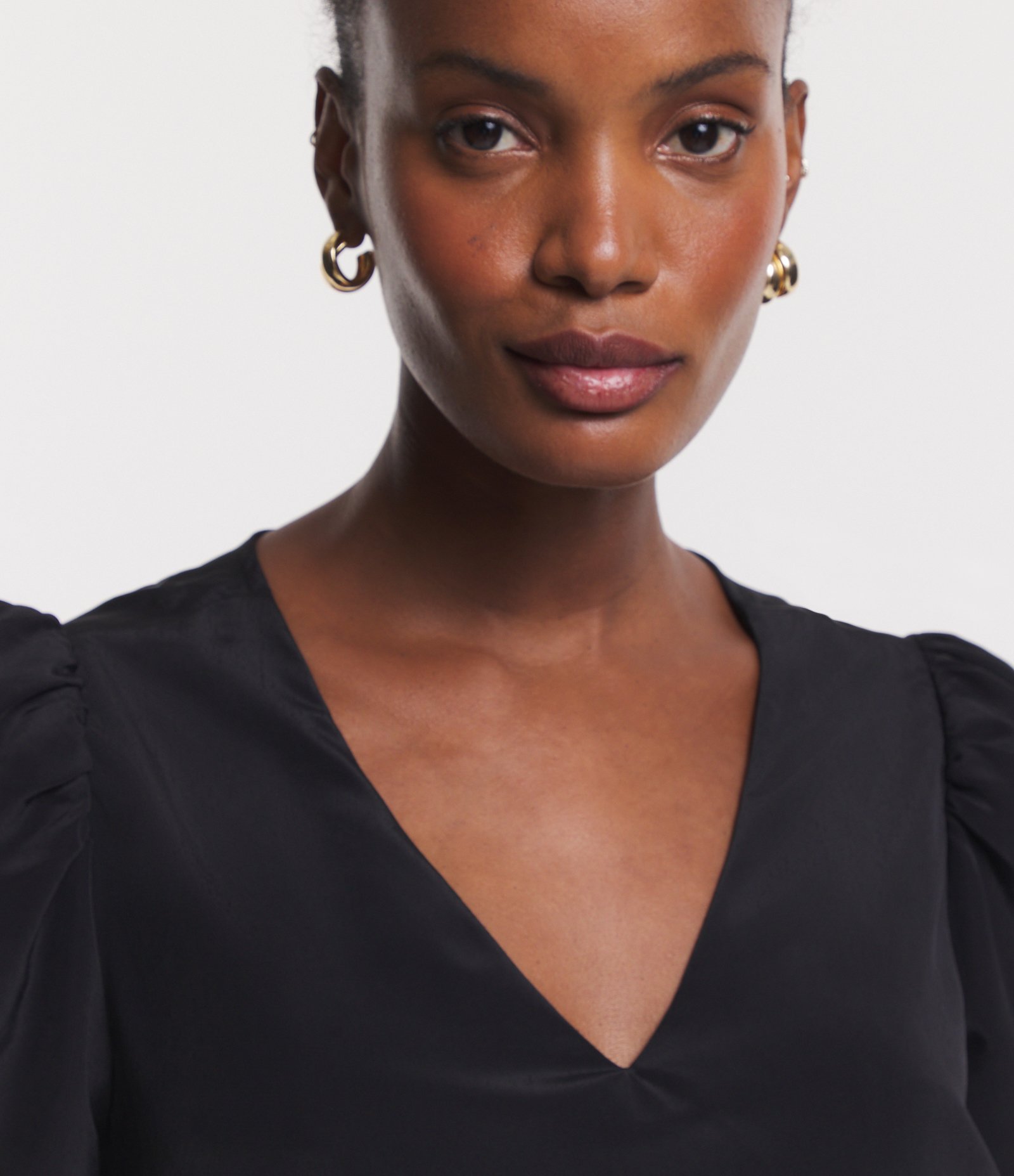 Blusa Manga Curta em Crepe com Pregas nos Ombros Preto 3