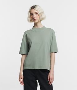 Camiseta em Algodão com Golinha Alta e Manga Curta