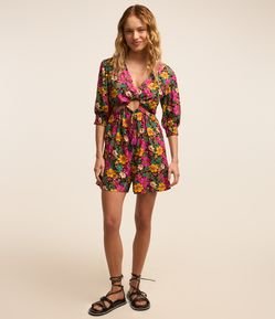 Macaquinho Curto em Viscose com Vazado Frontal e Estampa Floral