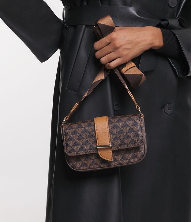 Bolsa Transversal em PU com Alça de Gorgurão e Estampa Triangular