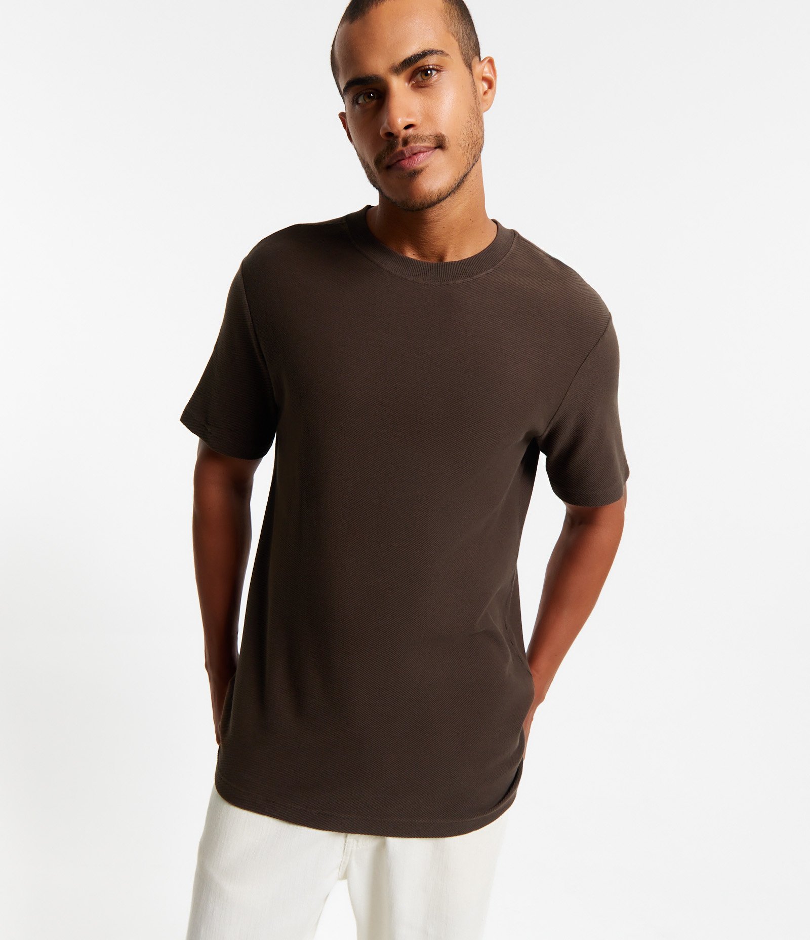 Camiseta Comfort em Meia Malha com Textura Marrom Terra 1