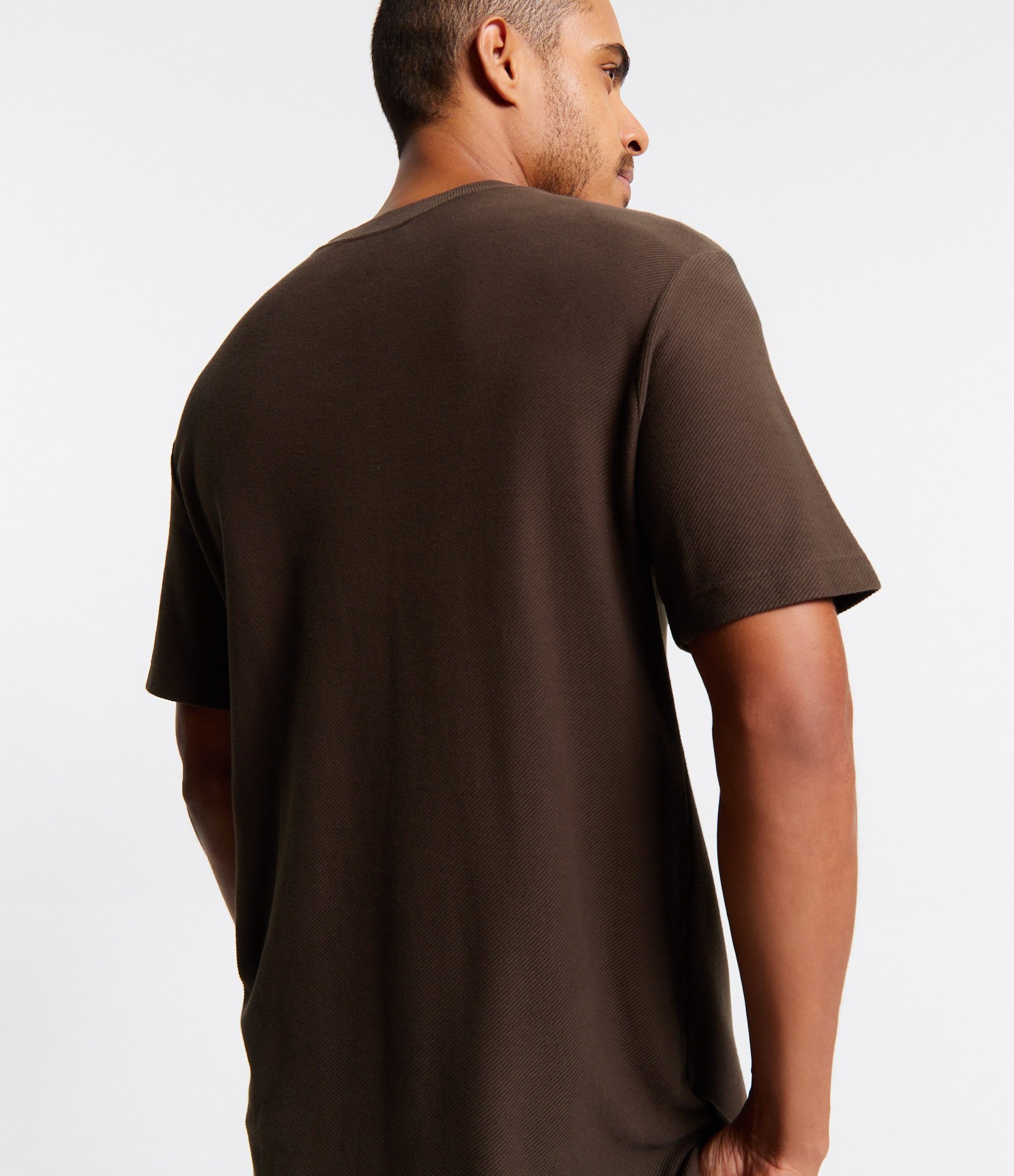 Camiseta Comfort em Meia Malha com Textura Marrom Terra 4