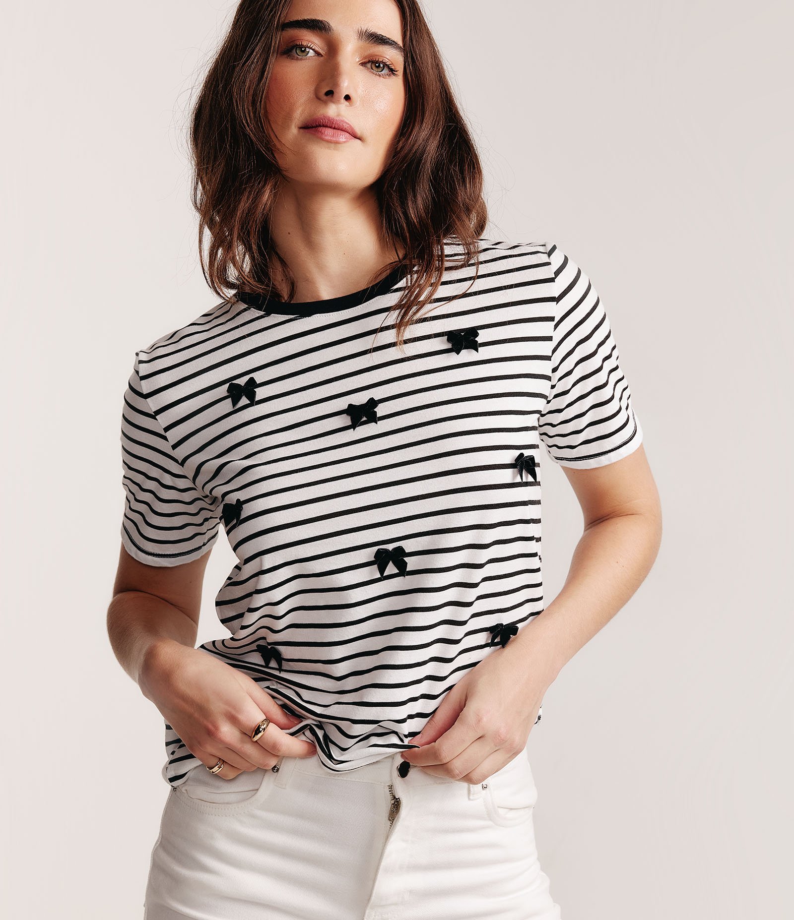 Blusa em Meia Malha com Estampa Listrada e Aplicação de Lacinhos Preto/ Branco 1