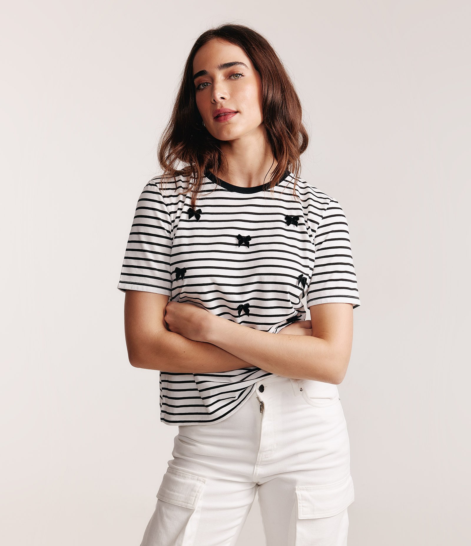 Blusa em Meia Malha com Estampa Listrada e Aplicação de Lacinhos Preto/ Branco 2
