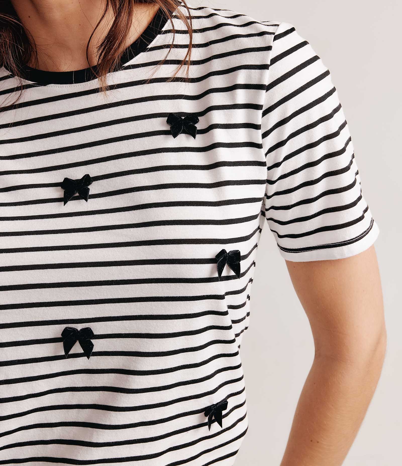 Blusa em Meia Malha com Estampa Listrada e Aplicação de Lacinhos Preto/ Branco 4