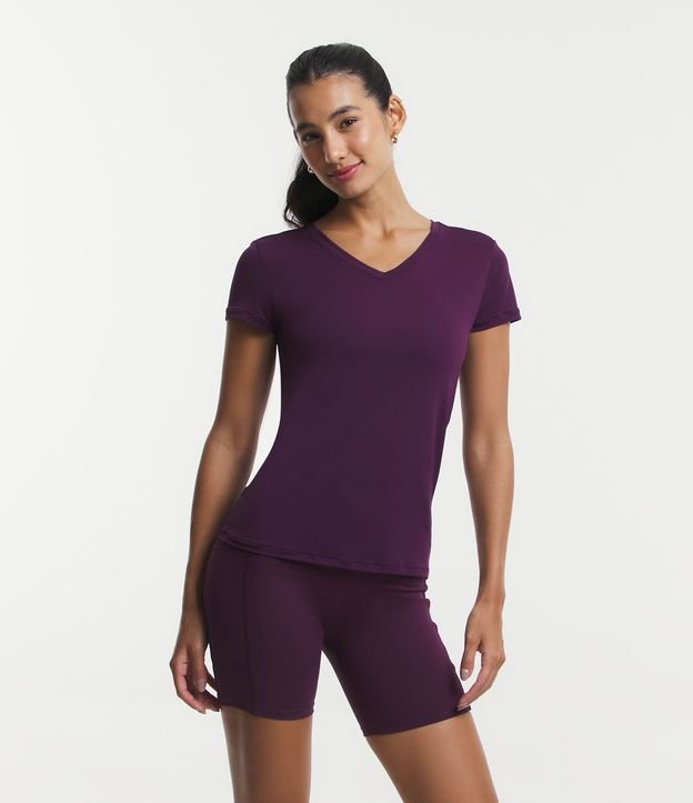 Camiseta Esportiva em Crepe com Gola V