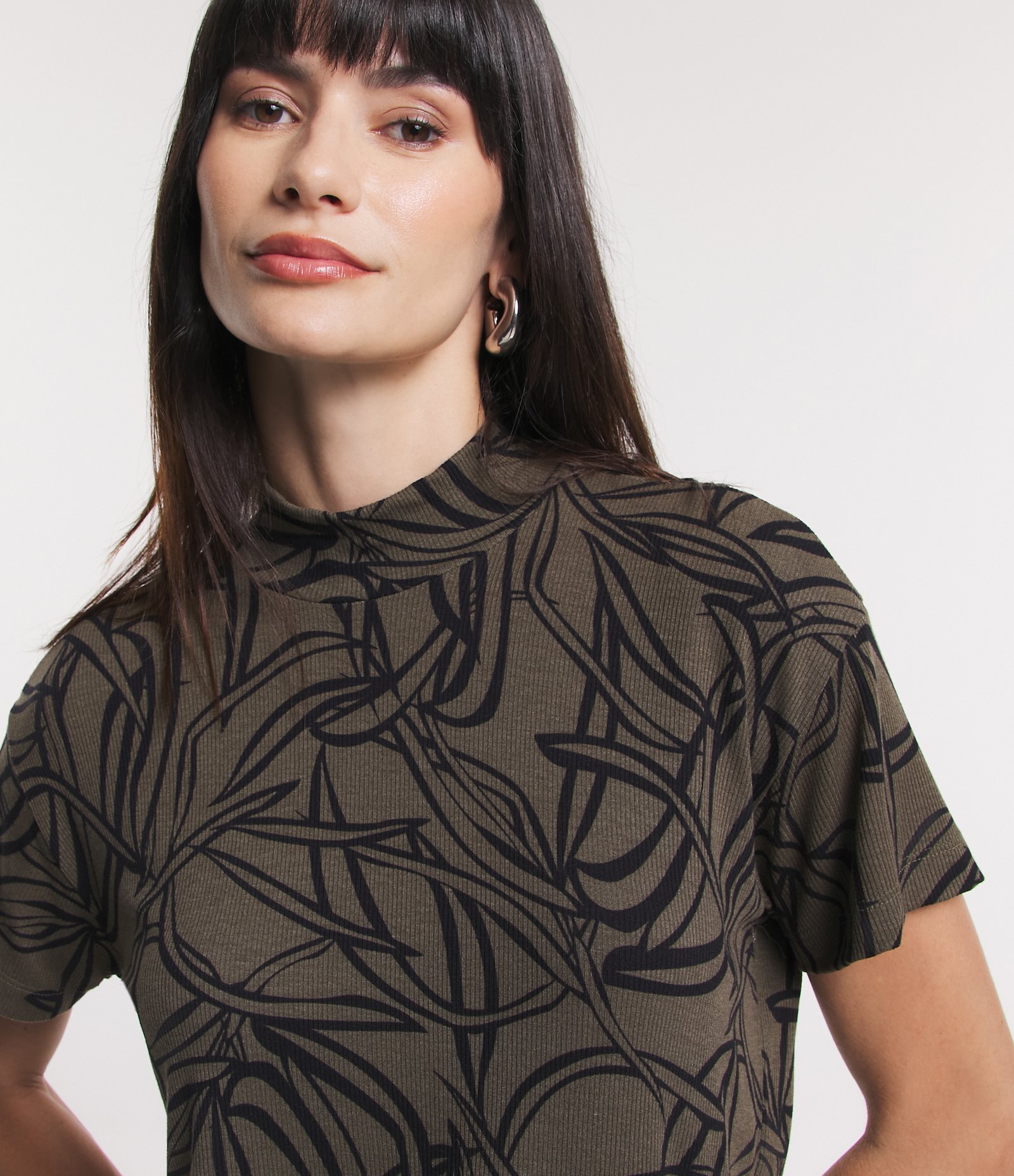 Blusa em Ribana com Golinha e Textura Canelada Verde Escuro 5