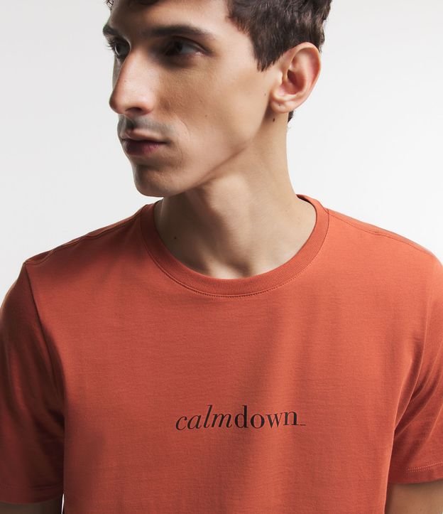 Camiseta manga Curta em Algodão Peruano Estampa "Calm Down" Laranja 3