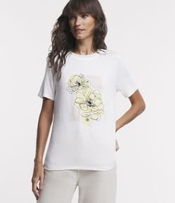 Blusa em Viscose com Gola Detalhada e Estampa Flores