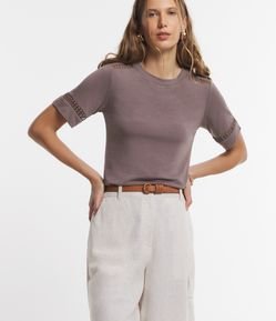Blusa em Moletinho com Entremeios na Manga e Detalhe no Ombro