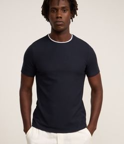 Camiseta Texturizada com Detalhe no Colarinho