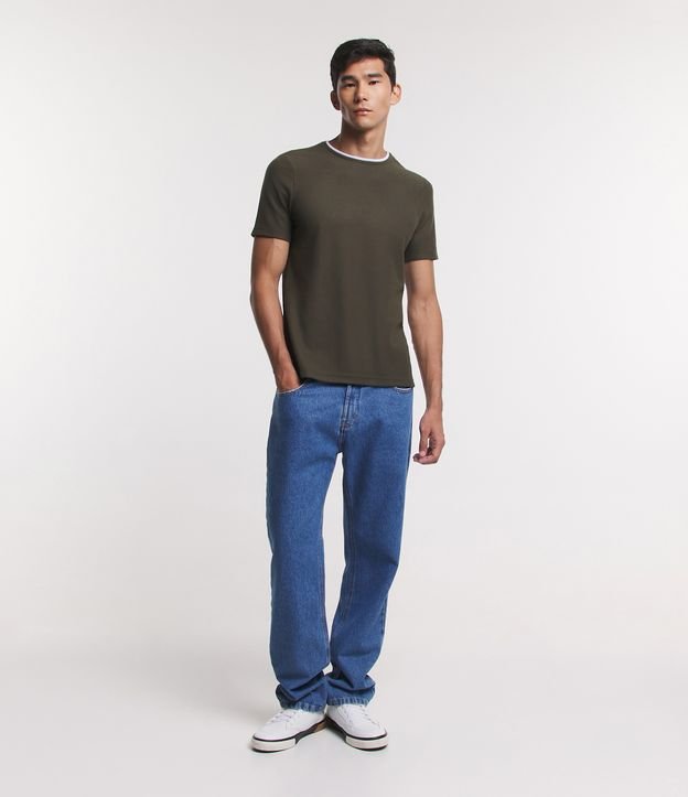 Camiseta Texturizada em Meia Malha com Detalhe no Colarinho